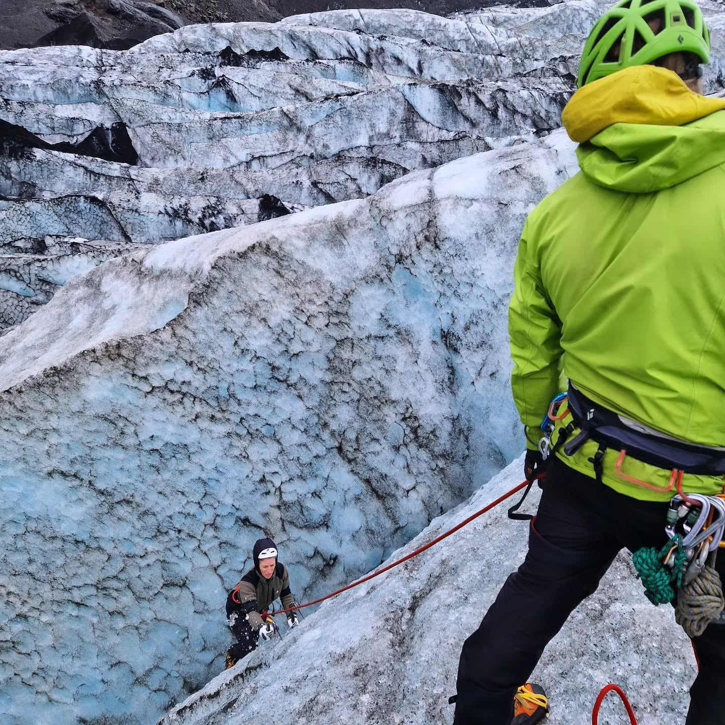 Foto de un visitante en la excursión a Glaciar Sólheimajökull