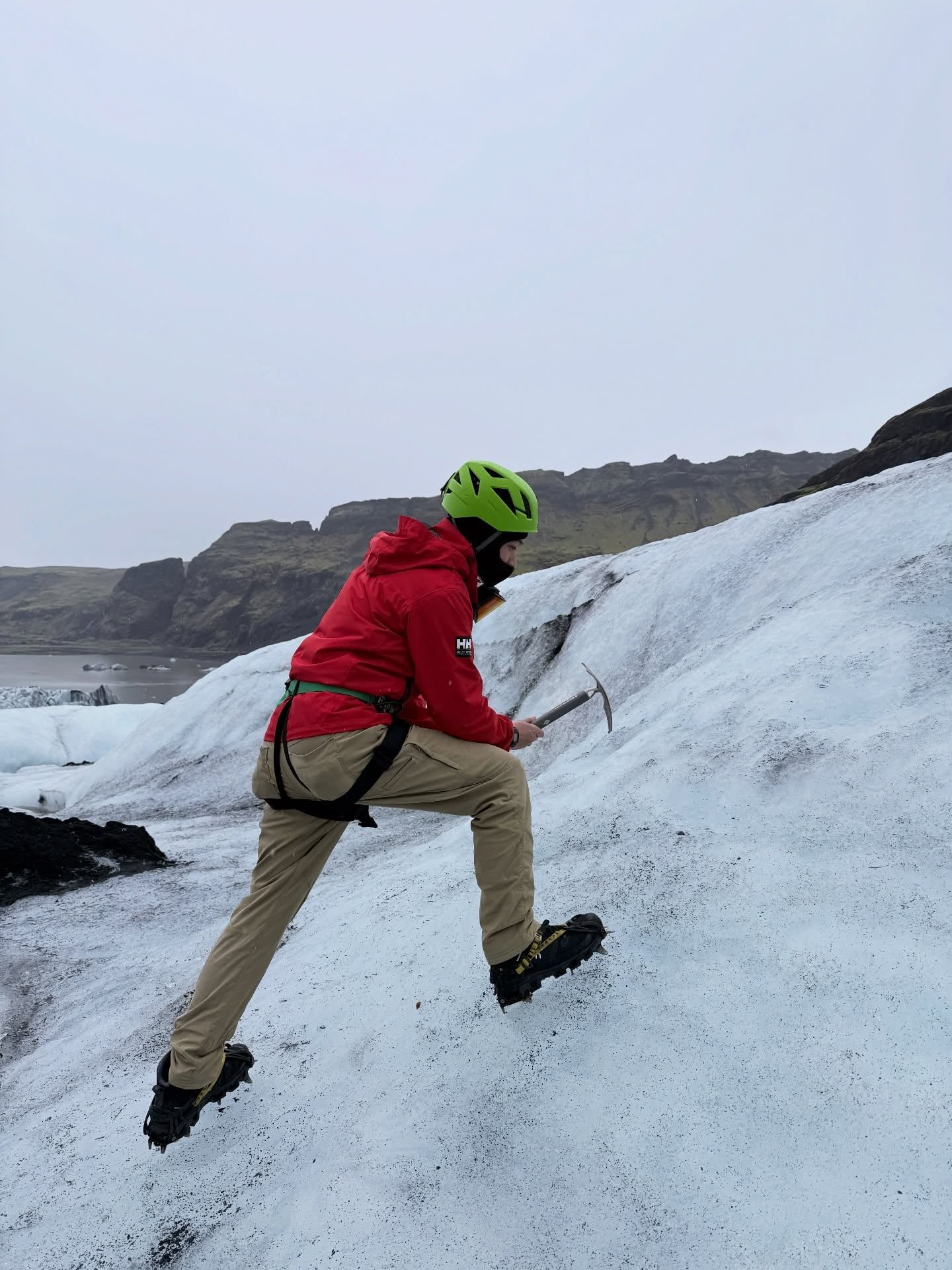 Foto de un visitante en la excursión a Glaciar Sólheimajökull